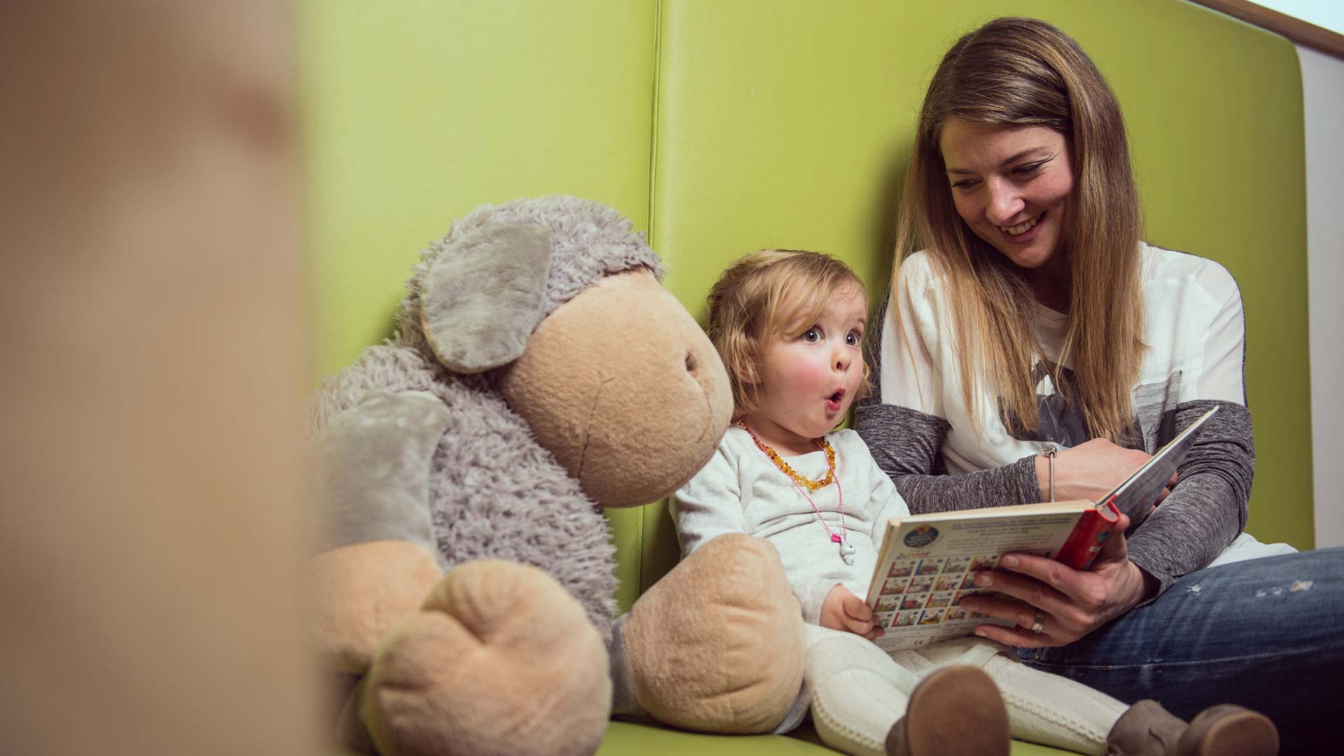 Modernes, gemütliches Ambiente in der Kinderarztpraxis Dr. Grässl